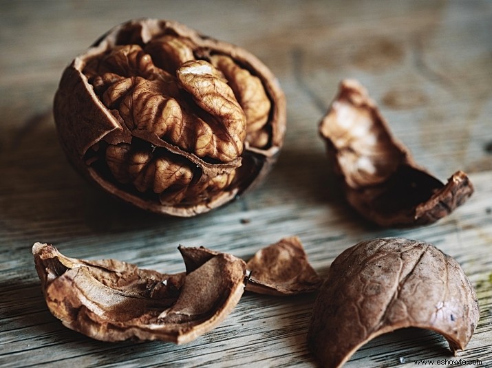 Cómo arreglar madera rayada con nueces 