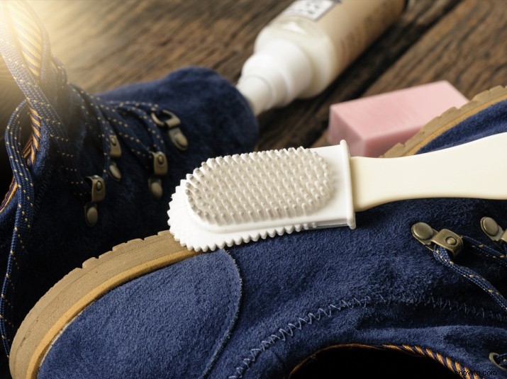 Cómo limpiar los zapatos de gamuza para que vuelvan a estar impecables 