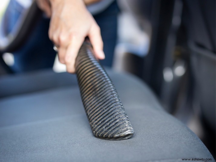 Cómo limpiar los asientos de su automóvil con artículos domésticos comunes 