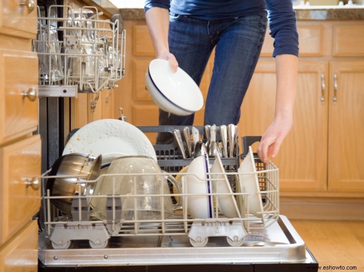 En serio, deja de enjuagar tus platos antes de ponerlos en el lavavajillas 