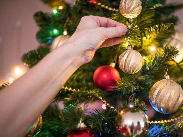 Cómo decorar expertamente un árbol de Navidad capa por capa 