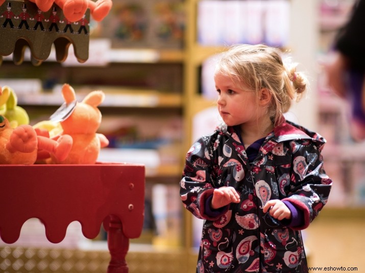 Este ingenioso truco para padres ayudará a evitar las rabietas en el pasillo de los juguetes esta temporada navideña 