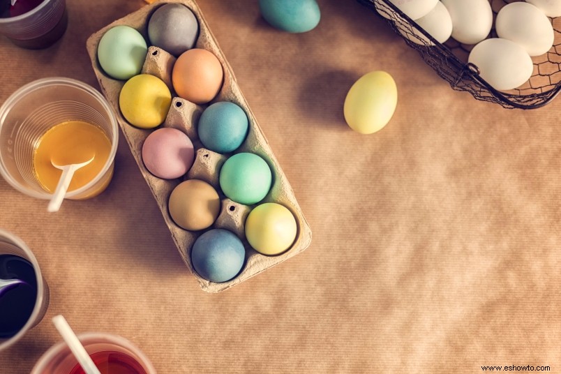 Cómo hacer un tinte de huevo de Pascua completamente natural en casa 