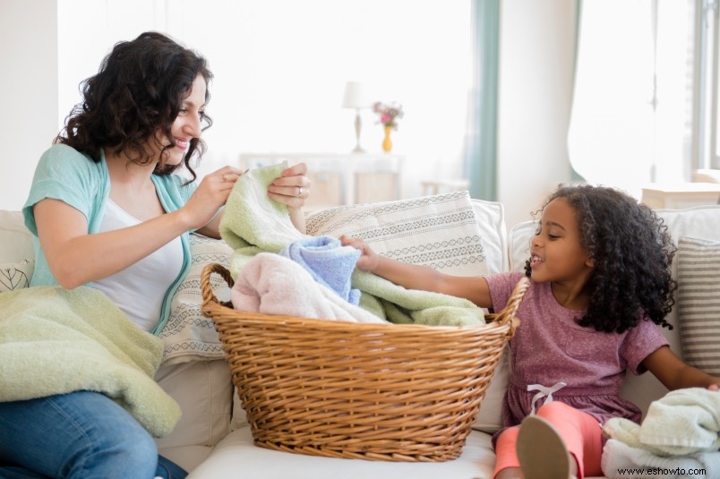 4 maneras fáciles de hacer que los niños ayuden en la casa 