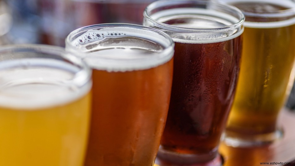 10 usos brillantes de la cerveza además de beberla 