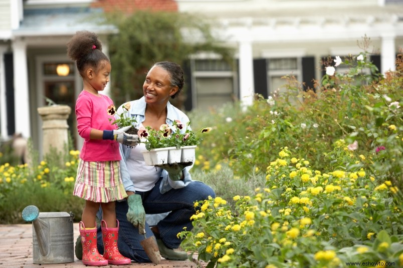 5 actividades de jardinería para que tus hijos salgan al aire libre 
