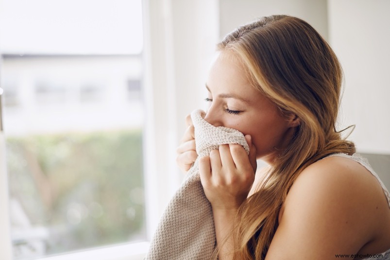 Cómo hacer tu propio spray para ropa de cama para mantener tu hogar y tu ropa con un olor fresco 