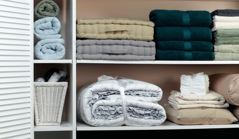 5 maneras de finalmente organizar y limpiar su armario de ropa blanca 