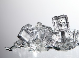 10 usos ingeniosos para los cubitos de hielo más allá de enfriar bebidas