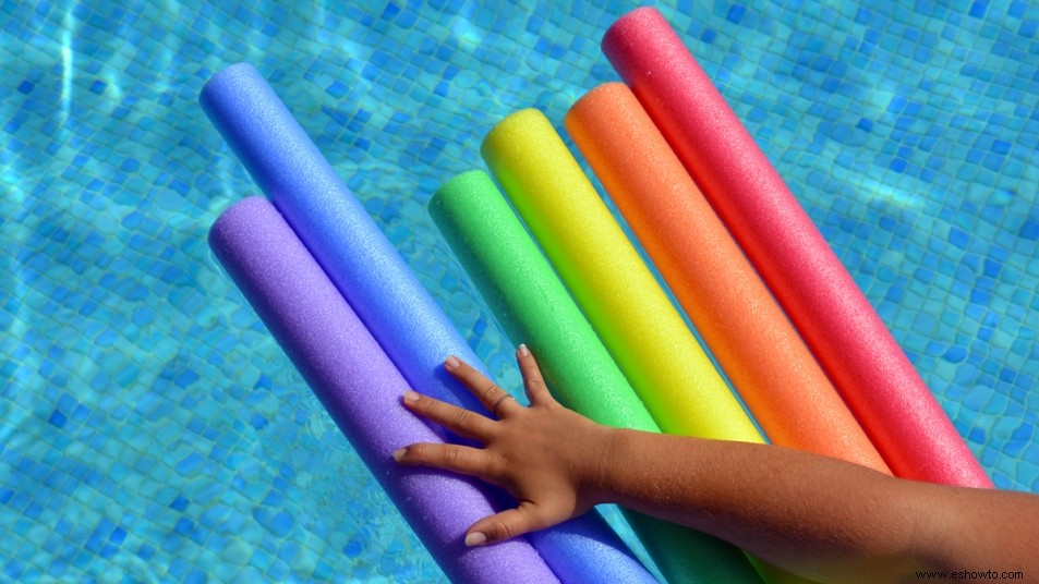 10 usos brillantes para los fideos de piscina fuera del agua 