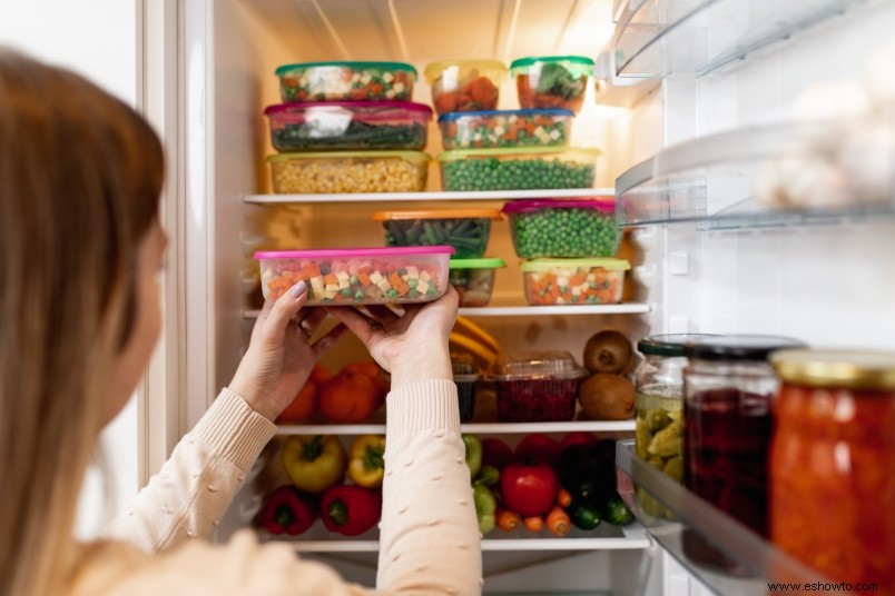Cómo organizar su refrigerador para que la comida se mantenga fresca durante las festividades y más allá 