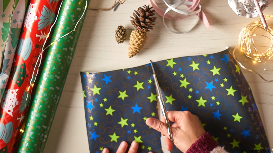 Este truco para envolver regalos hace que cubrir regalos con formas extrañas sea muy fácil 