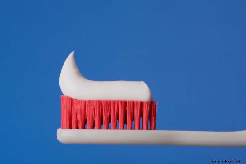 10 usos de la pasta de dientes que hacen la vida mucho más fácil 