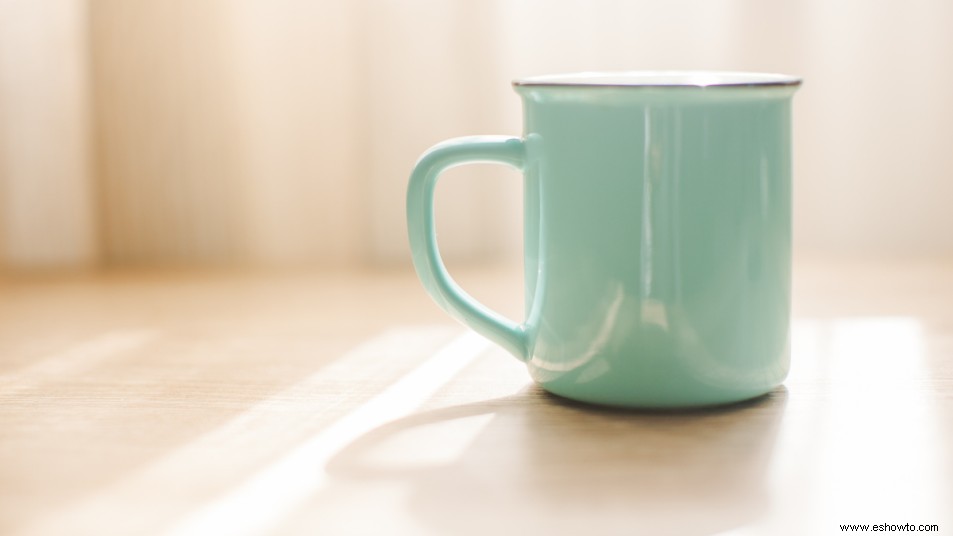 Quita las manchas persistentes de café y té de tus tazas de forma natural con este sencillo truco 