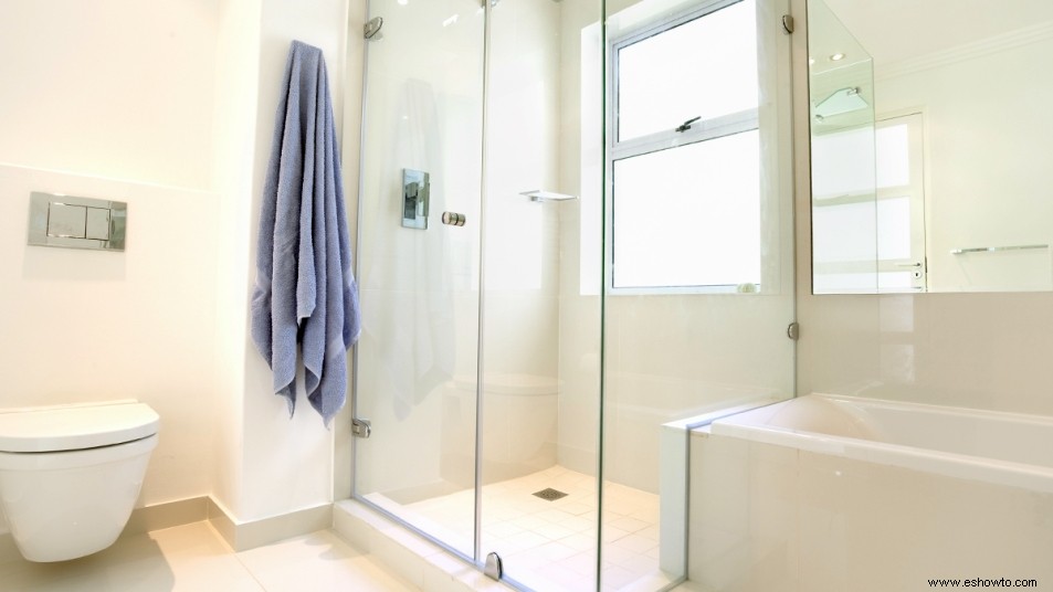 Pro Housekeeper llama a este simple consejo de ducha el  mejor truco de limpieza de tu vida  