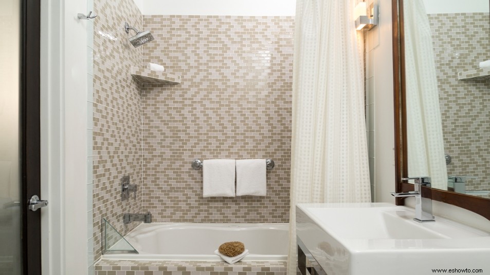 5 maneras de maximizar el espacio en un baño pequeño para que se sienta más grande 