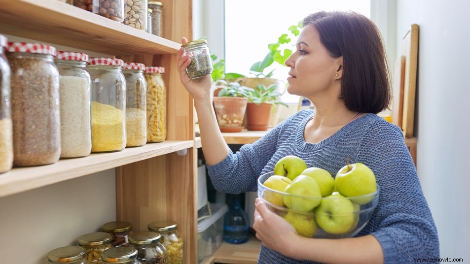 Evite errores comunes y fomente hábitos alimenticios saludables con estos consejos de organización profesional de despensa 