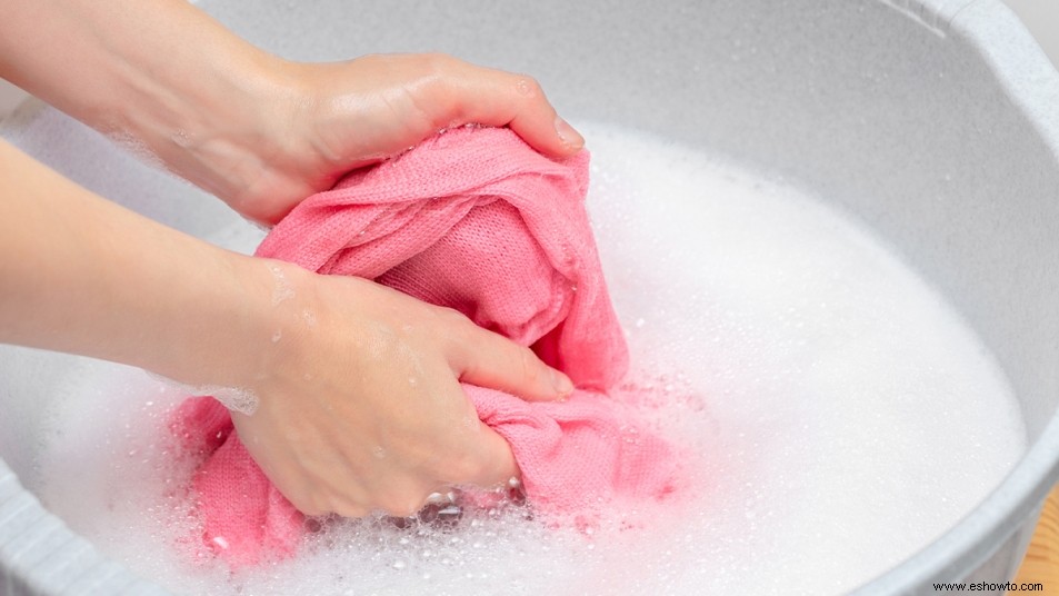 5 trucos simples para eliminar las manchas de sudor persistentes de las camisas 