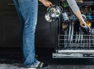 Por qué debería limpiar su lavavajillas ahora mismo y cómo hacerlo 