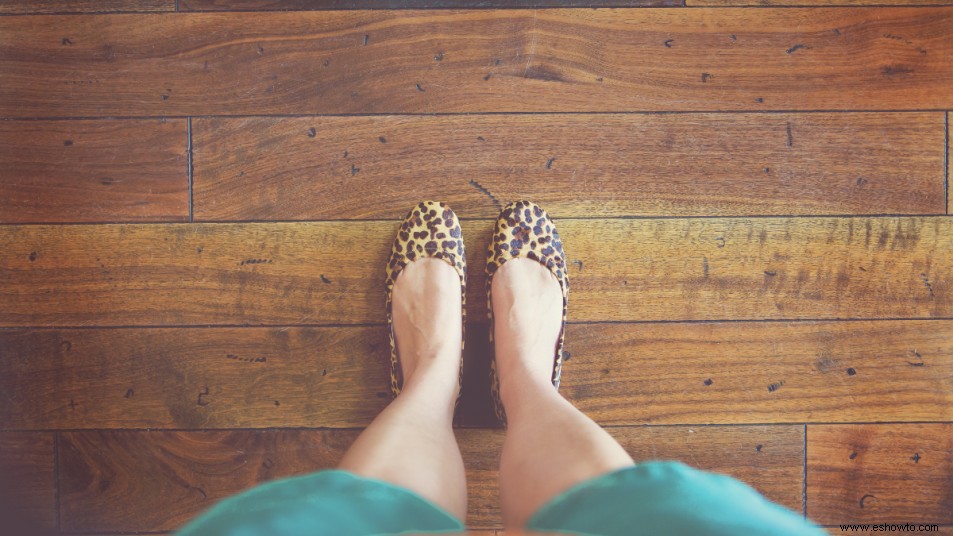 ¿El uso de zapatos en su casa realmente rastrea la suciedad y los gérmenes en el interior? 