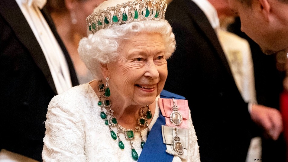 Este sorprendente truco de limpieza hace que las joyas reales de la reina Isabel tengan un brillo extra 