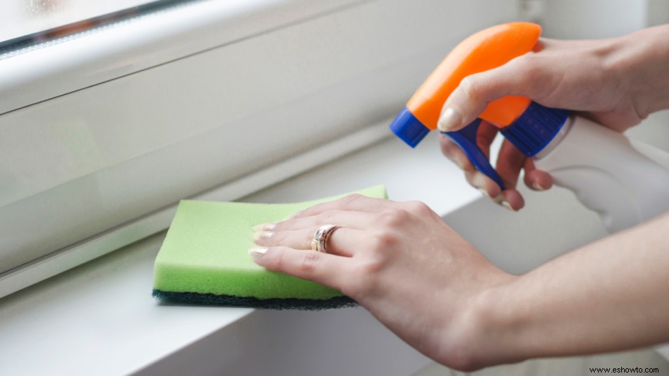 Por qué debería limpiar los rieles de sus ventanas y puertas corredizas con esta sencilla solución de 2 ingredientes 