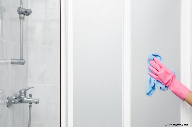 Esta solución de limpieza de 2 ingredientes hará que los azulejos de su ducha brillen como nuevos 