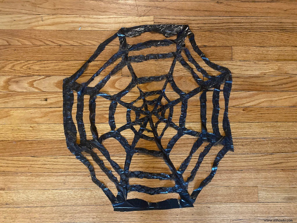 Prueba este ingenioso truco de Halloween para hacer decoraciones de telaraña por poco dinero 