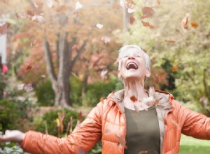 ¿Es necesario rastrillar las hojas en otoño? Los beneficios que te sorprenderán