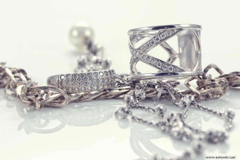 Cómo limpiar joyas de plata para que se vean brillantes y nuevas 