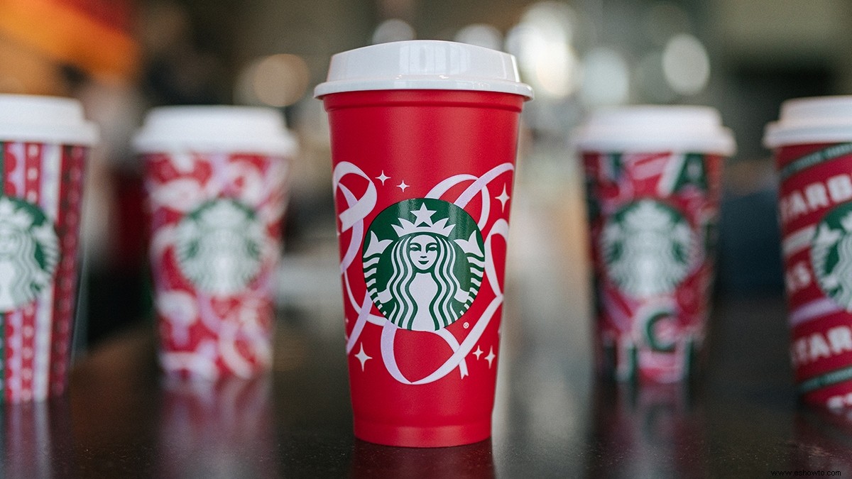 Starbucks está regalando tazas reutilizables de edición limitada:así es como obtener una 