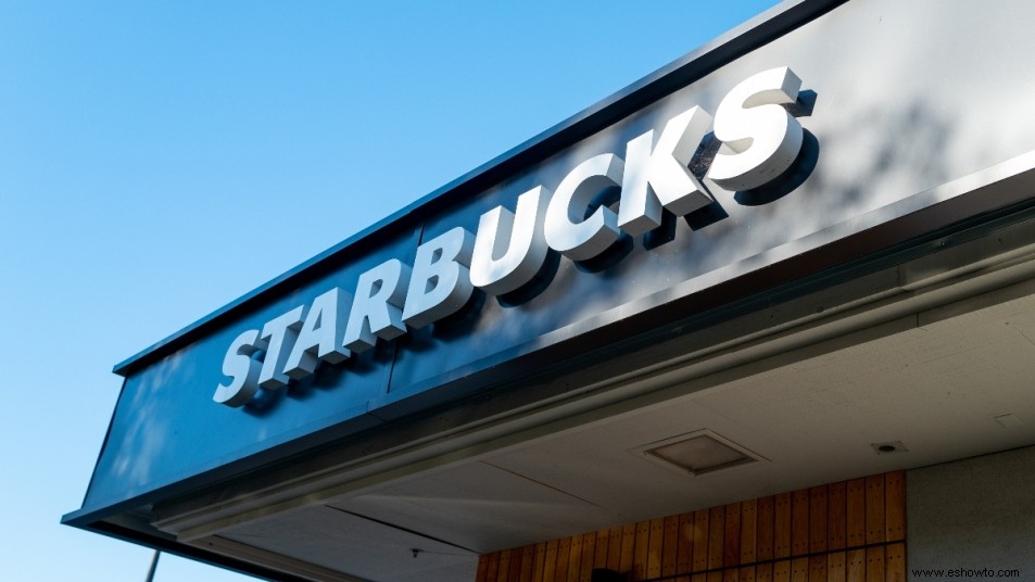 Starbucks está regalando tazas reutilizables de edición limitada:así es como obtener una 