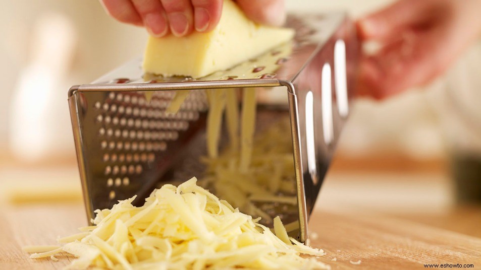 Cómo limpiar un rallador de queso en segundos con este genial truco 