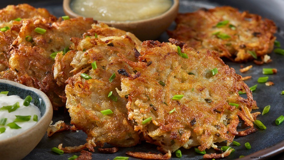 Este ingrediente inesperado evitará que tus latkes se quemen 