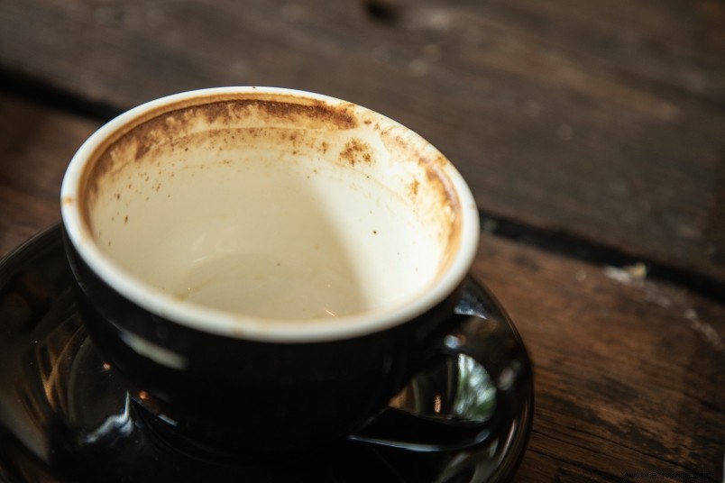 Este artículo doméstico  mágico  hará que tus tazas de café manchadas brillen como nuevas 