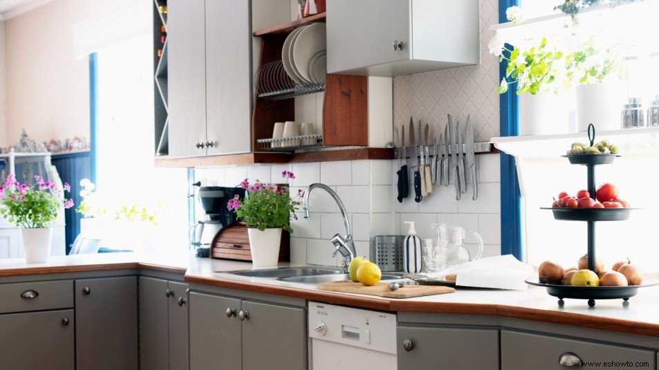 Este genial truco de almacenamiento crea mágicamente más espacio en tu cocina 