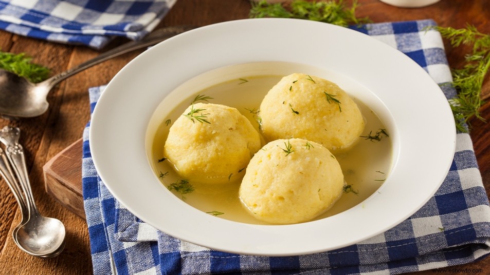 Agregar esta bebida popular a su sopa de bolas de matzá las hará más ligeras y esponjosas 