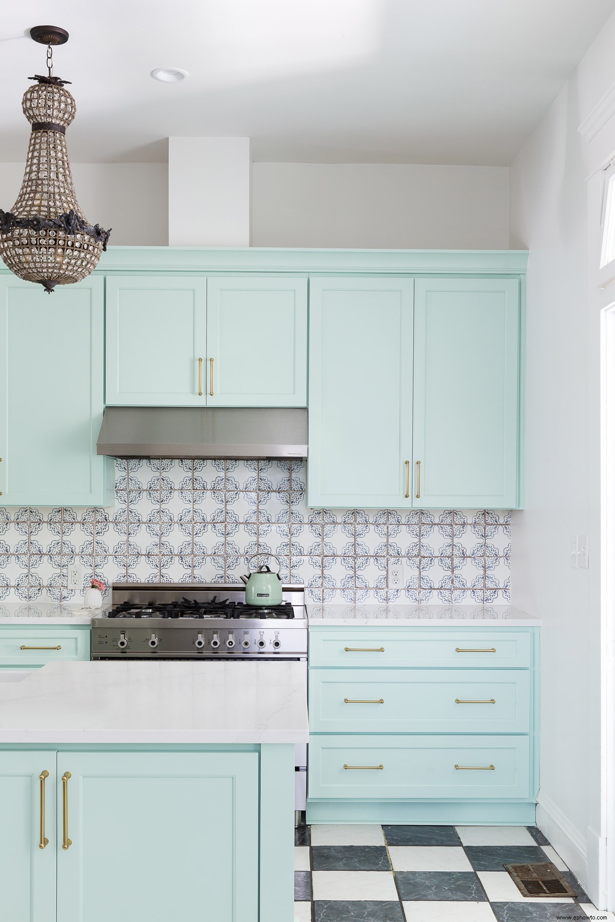 El verde menta es el color de gabinete inesperado que necesita su pequeña cocina 