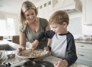 Esta es la razón por la que siempre dejo que mi hijo ayude en la cocina, incluso cuando me vuelve loco 