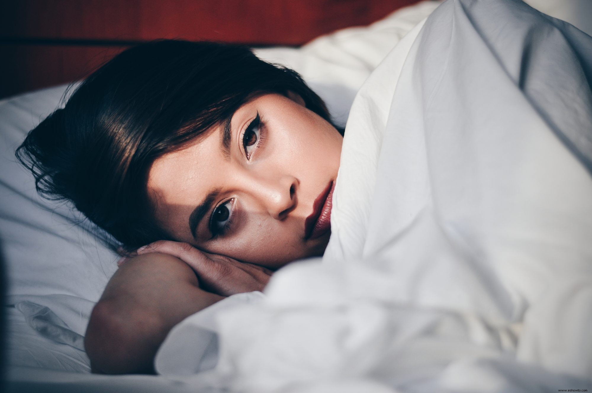 Esto es lo que le sucede a tu piel cuando duermes con maquillaje, según Derms 