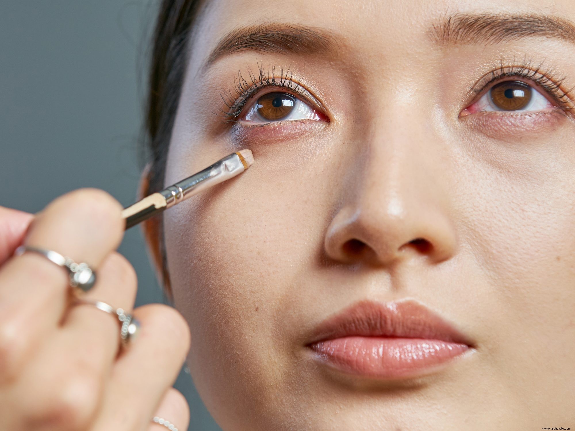 Pregúntale a un editor de belleza:cómo ocultar perfectamente las bolsas y los círculos debajo de los ojos 