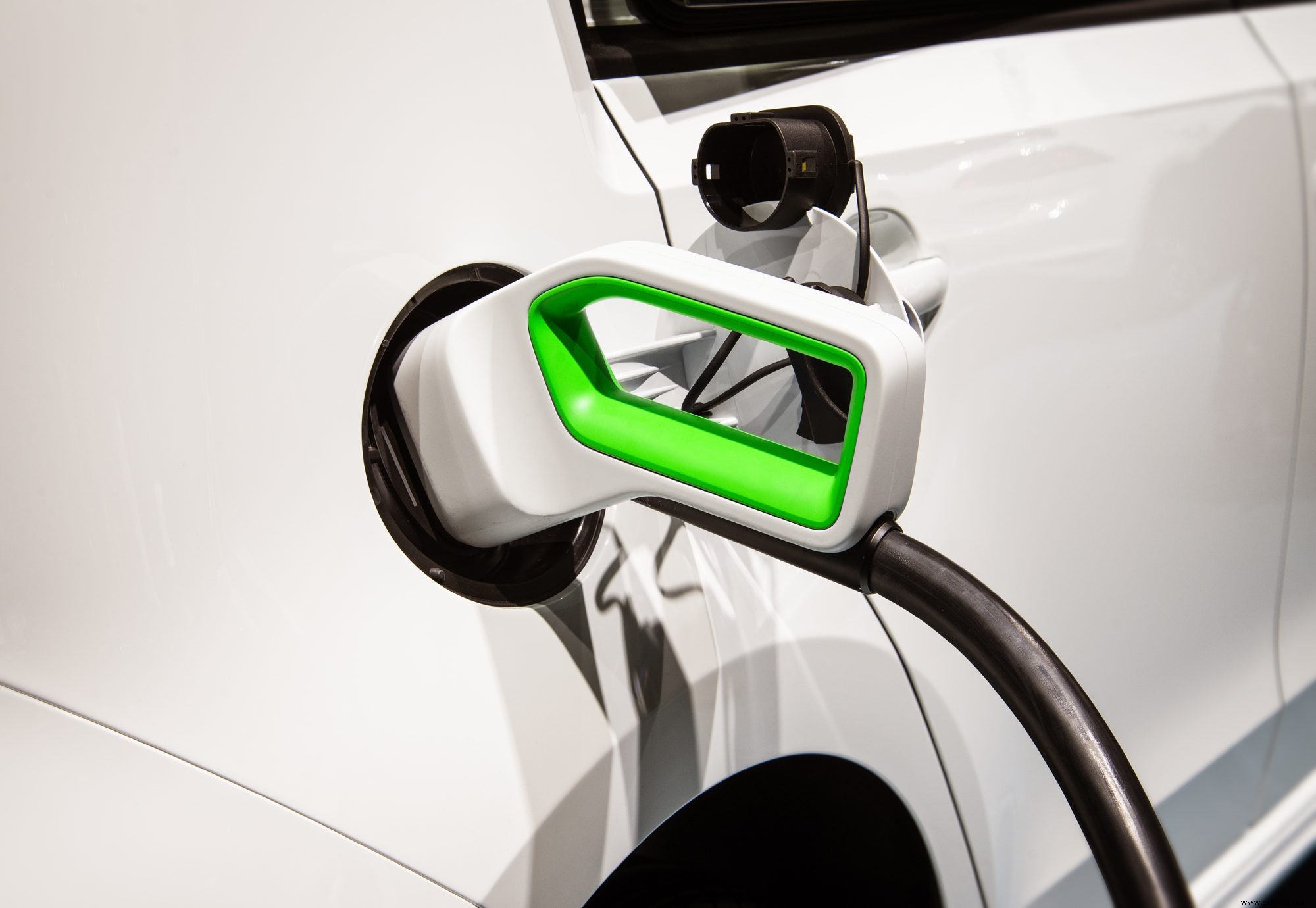 Lo que los propietarios de autos eléctricos quieren que sepas antes de invertir en un EV 