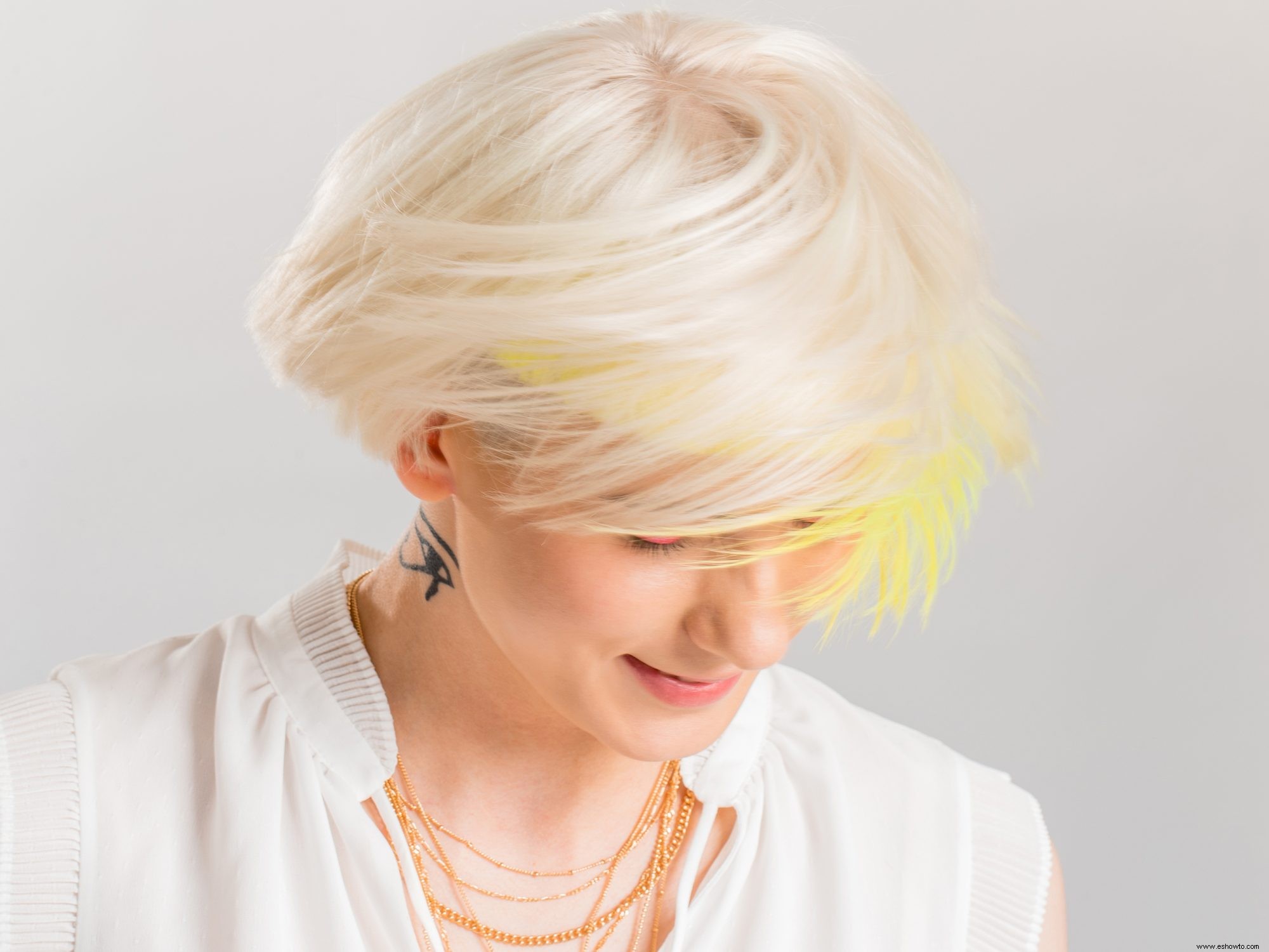 Pregúntale a un editor de belleza:cómo reparar el cabello dañado causado por la decoloración 