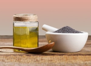 ¿Puede el aceite de semilla negra prevenir la caída del cabello? Lo consultamos con expertos