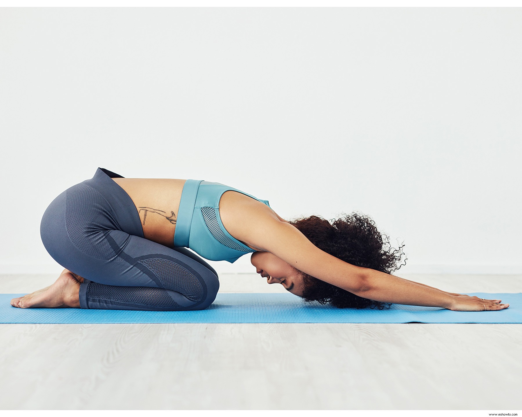 El yoga restaurativo tiene que ver con aliviar el estrés con estiramientos suaves:aquí hay 6 posturas para principiantes para probar 