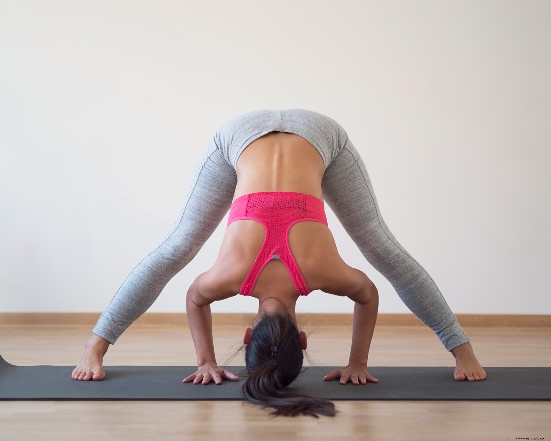 El yoga restaurativo tiene que ver con aliviar el estrés con estiramientos suaves:aquí hay 6 posturas para principiantes para probar 
