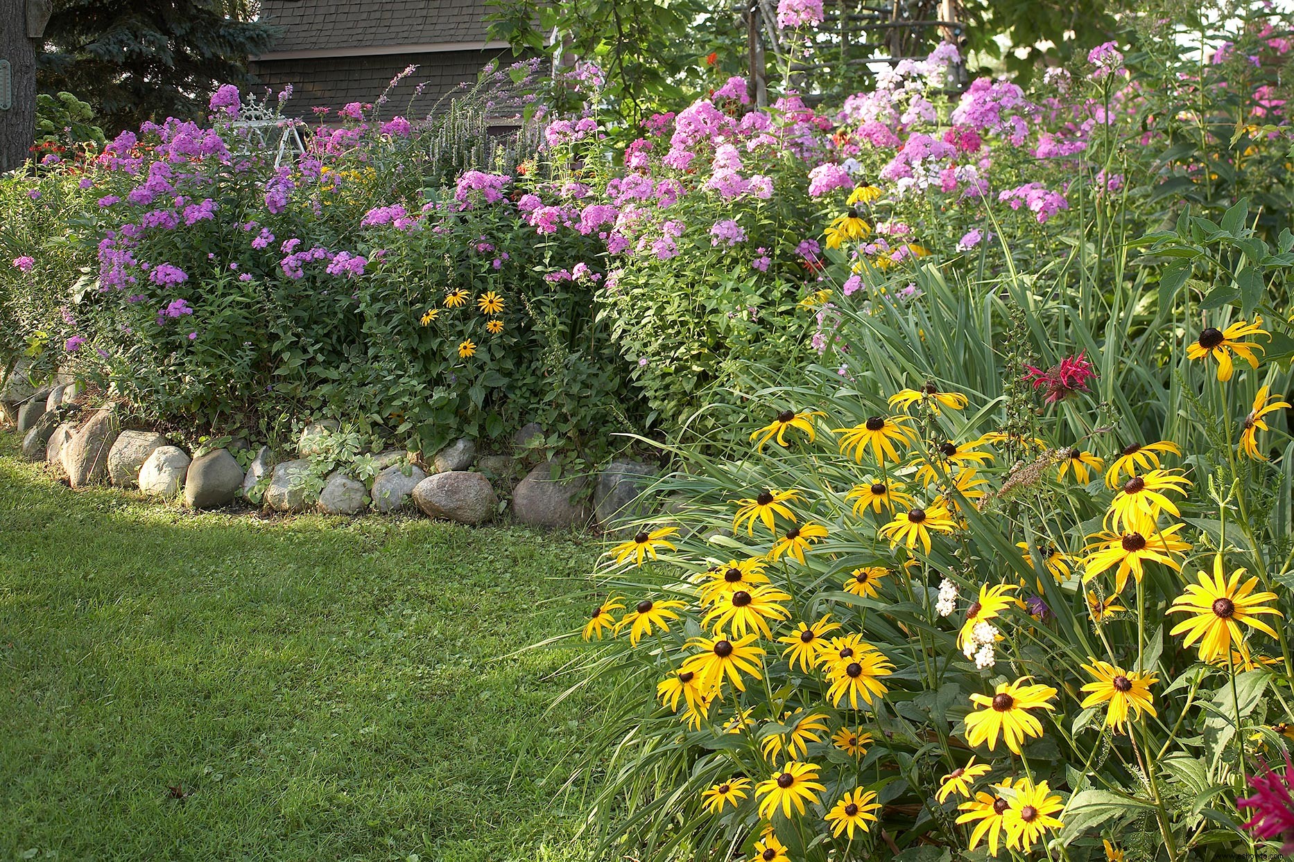 Estos consejos harán que eliminar las malas hierbas de sus macizos de flores sea mucho más fácil 