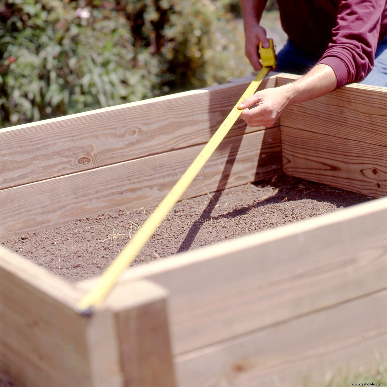 Cómo construir una cama de jardín elevada para cultivar verduras y flores 