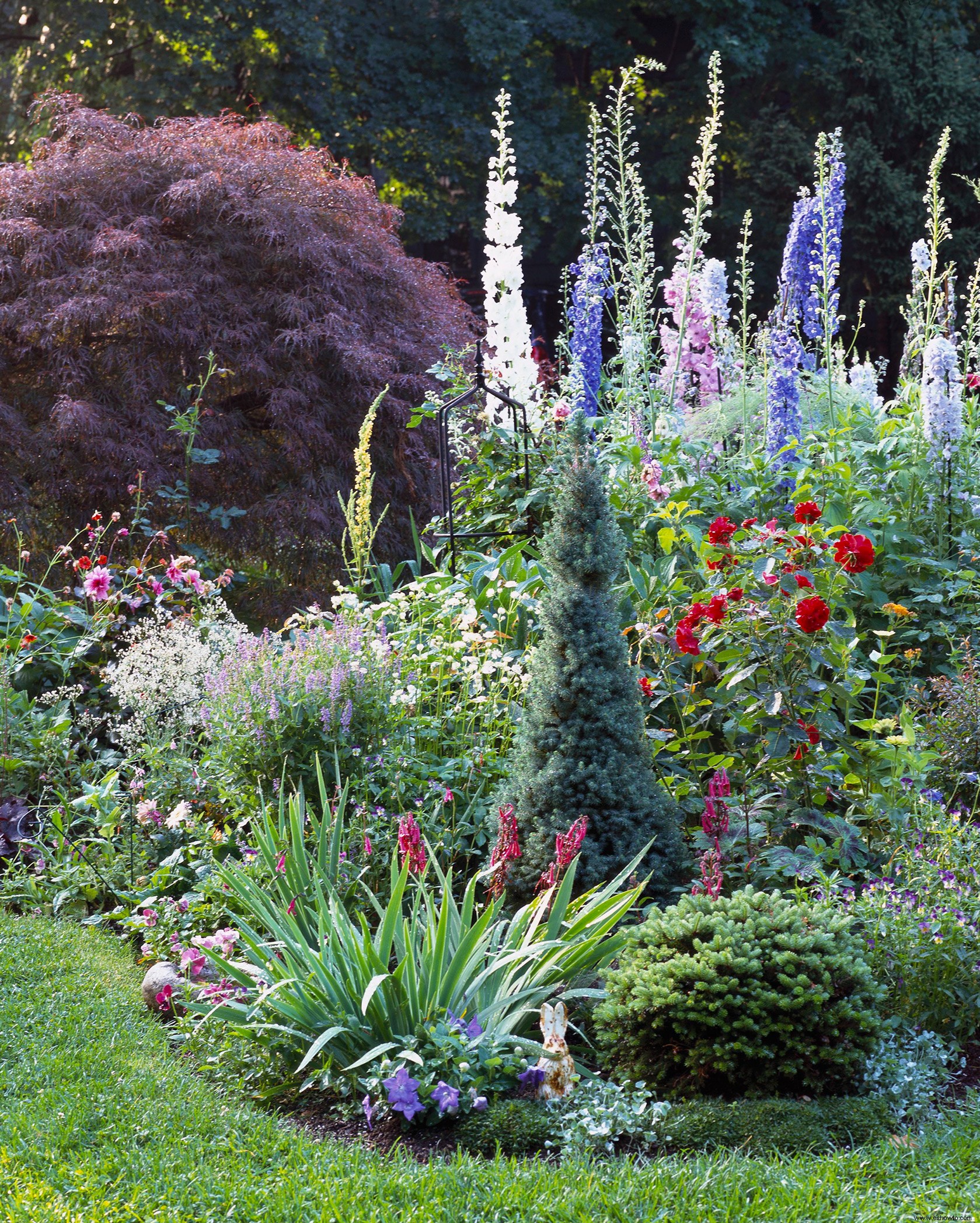 6 consejos para crear un jardín de campo de bajo mantenimiento que esté lleno de flores 