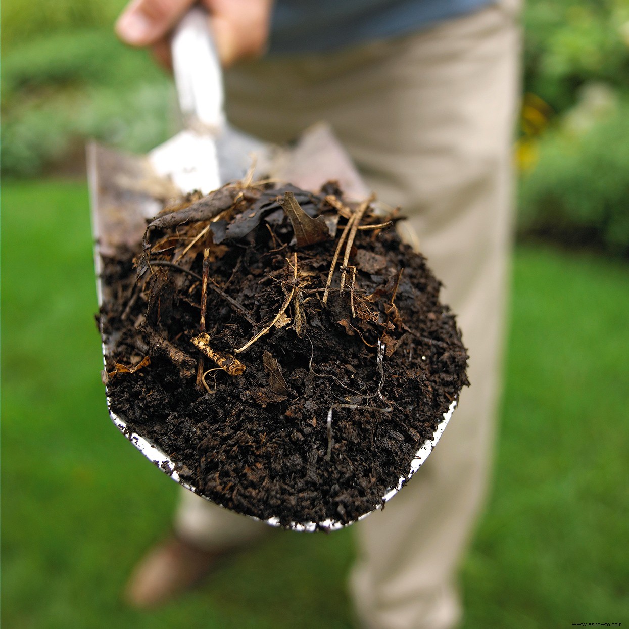 Su guía paso a paso sobre cómo hacer compost para enriquecer su jardín 